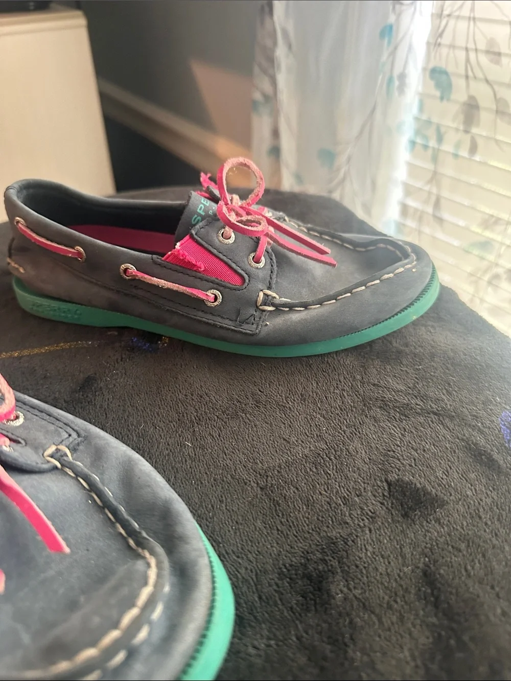 Kids boat-style shoes